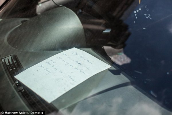 Текст записки: «Dear Sir or Madam, this car is broken. I am just waiting for the AA to arrive. Please do not fine! Thank you, yours sincerely».
