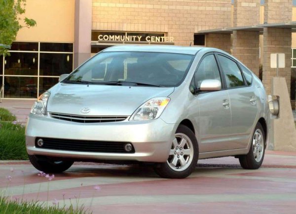 Prius признали самым надежным трехлетним автомобилем