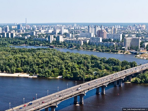 На мосту Патона перекрыли одну полосу