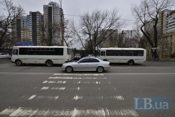 Автобусы на остановке