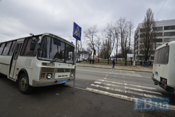 Автобусы на остановке