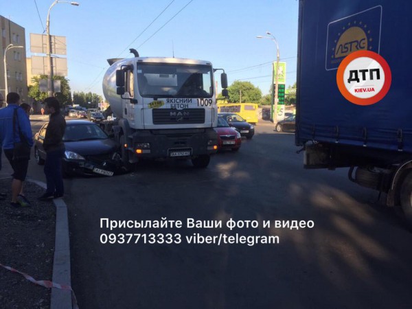 Бетоновоз разбил Mitsubishi