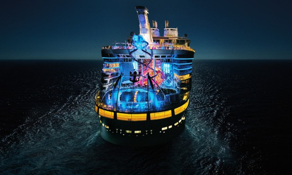 27 марта 2018 на воду спущен Symphony of the Seas — новый самый большой круизный лайнер в мире