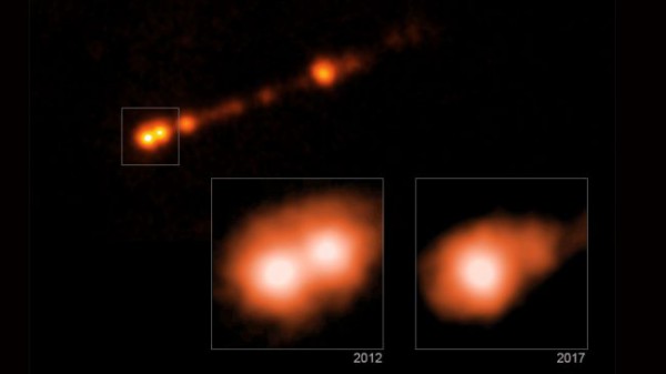 Изображения из рентгеновской обсерватории Chandra НАСА показывают, что черная дыра в галактике Мессье 87 выкидывает частицы, которые движутся со скоростью света. Такие выбросы были обнаружены путем наблюдения изменений в рентгеновском излучении в областях вдоль струй черной дыры в период с 2012 по 2017 год.