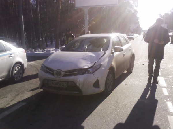 Машина сбила выскочившего пешехода