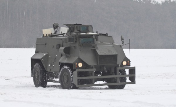 Британский броневик Saxon AT-105 под Киевом
