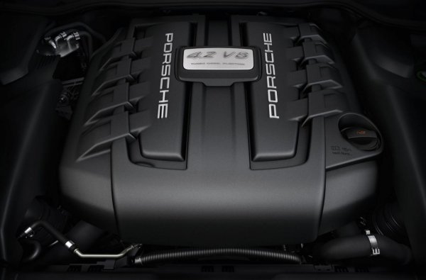 Под капотом - V8 с двумя нагнетателями, производства Audi
