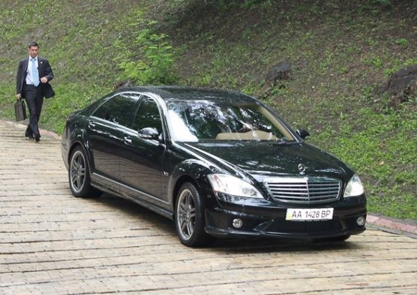 Московский патриарх Кирилл на своем Mercedes