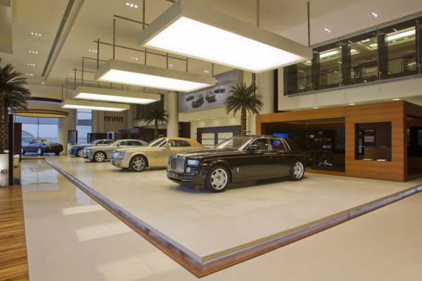 Автосалон Rolls-Royse в Абу-Даби вмещает только пять машин