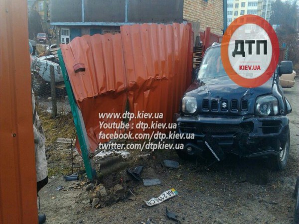 Suzuki таранила забор в Буче