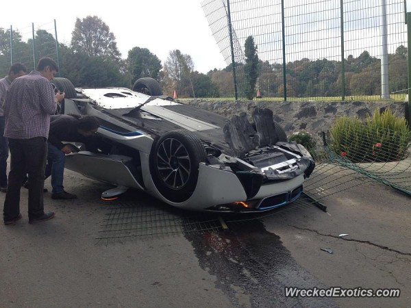 BMW i8 попал в аварию на тест-драйве