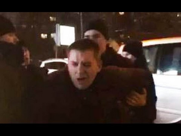 Полицейский ударил водителя