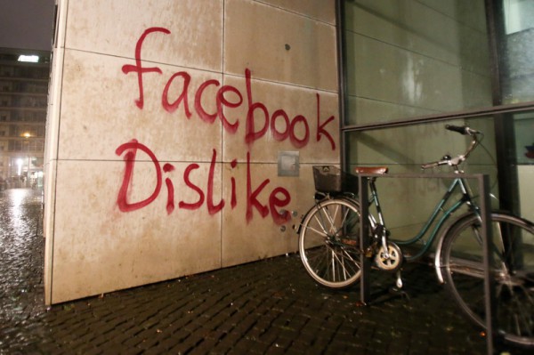Офис Facebook в Германии разрисовали