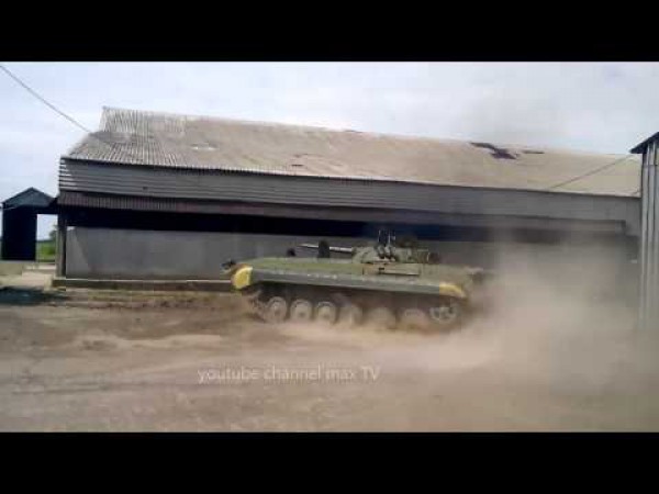 БМП подняла тучи пыли