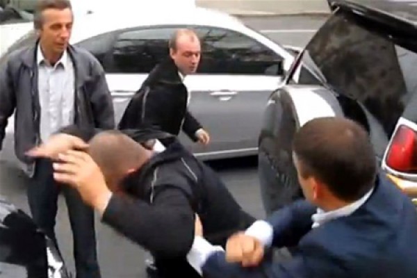 Драки на дороге - не редкость. На этом фото бьют водителя маршрутки