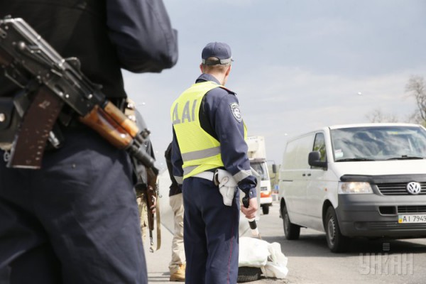 На блокпостах под Киевом проверяют все машины с номерами восточных регионов