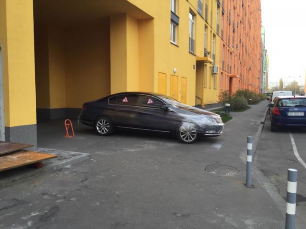 Авто обмотали скотчем
