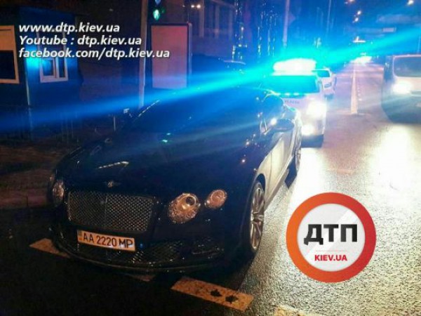 Бентли припарковался прямо на переходе