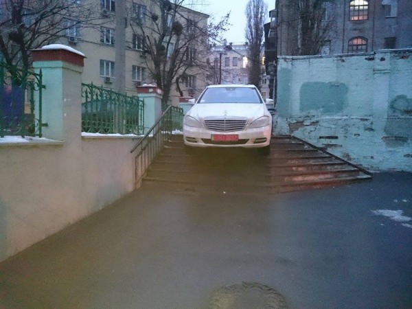 А мог бы угол срезать...