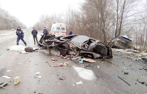 В Днепропетровской области машину от удара разорвало на части