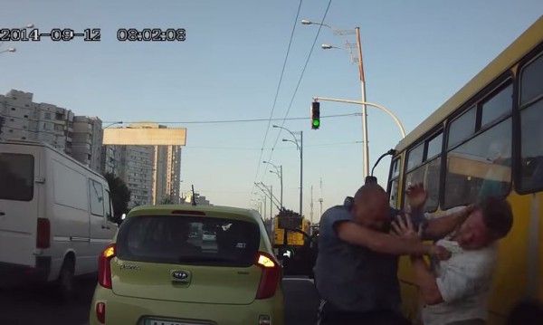 Водители в Киеве высняют, кто лучше знает ПДД