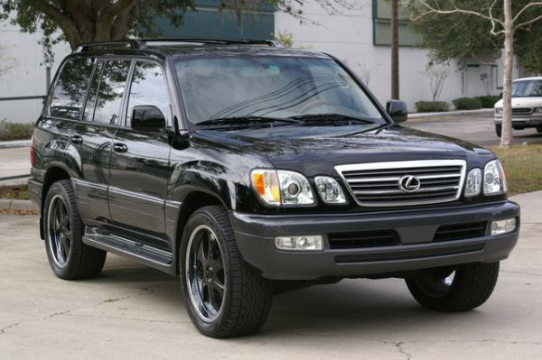 Юрий Лавренюк ездит на похожем Lexus LX470