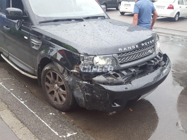 Пьяная девушка на Range Rover разбила три авто