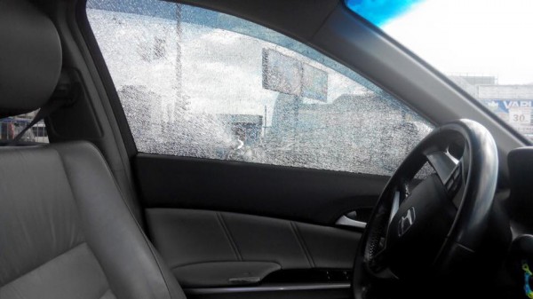 Автомобиль обстреляли на парковке