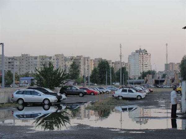 Затопило стоянку и проезжую часть
