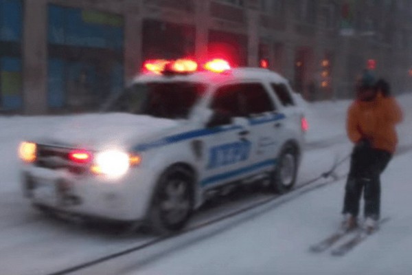 Сноубордист обогнал полицейский автомобиль
