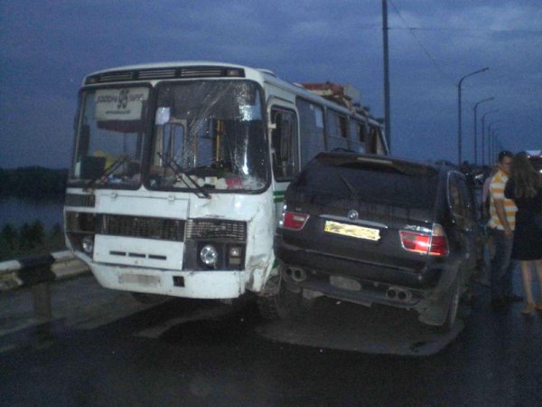 Водитель BMW покинул место аварии