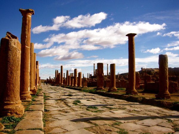 Дорога Timgad в Алжире