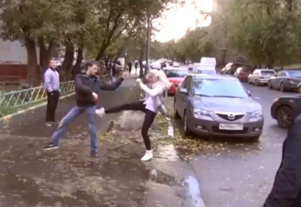 Женщина выскочила из Ауди и принялась бить активистов