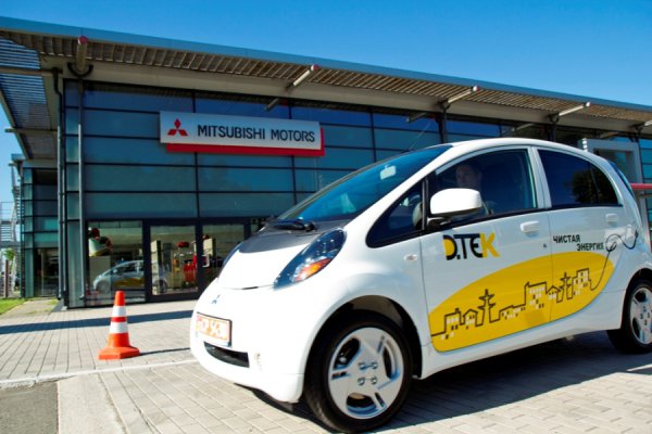 Ахметову передали первые электромобили Mitsubishi i-MiEV
