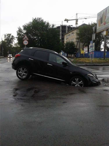Свежий асфальт поглотил авто