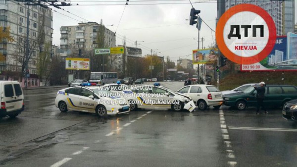 Авария с полицейским авто в Киеве