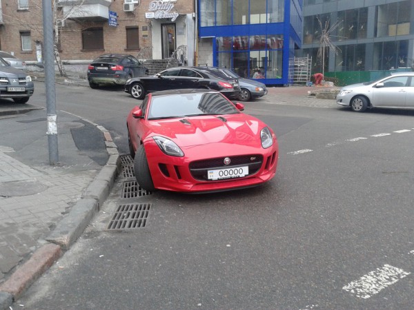 Jaguar F-Type S бросили на перекрестке в Киеве