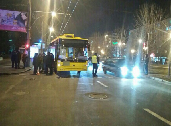 ДТП в Полтаве: троллейбус на переходесбил детей