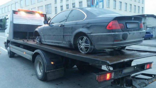 Обратите внимание на колеса BMW - они лопнули во время погони