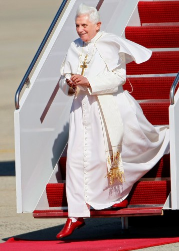 Бенедикт XVI — епископ Римско-католической церкви и 265-й Папа Римский. А еще он - самый стильный святоша и носит ярко-красные туфли под белые носки. Поэтому тоже входит в чарт неудачников от GQ
