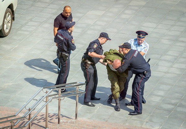 Нападавшего быстро скрутили