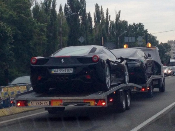 Транспортировка Ferrari и Aston Martin