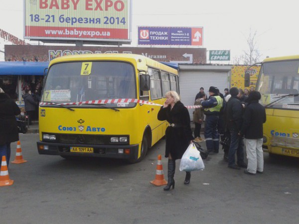 Возле Детского мира в Киеве маршрутка сбила людей