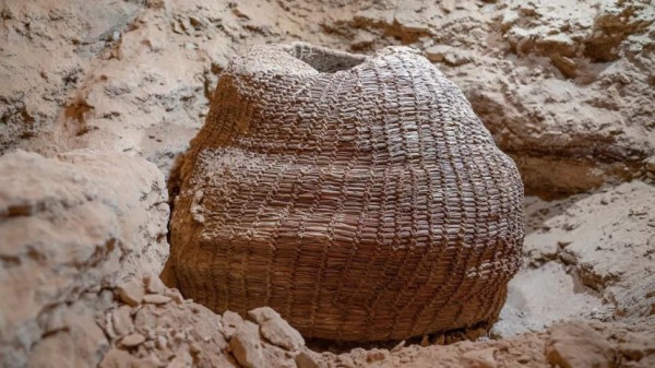 Эта корзина возрастом 10 500 лет была найдена в пещере Мурабаат