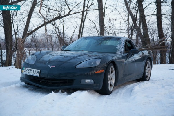 Брошенный в лесу Chevrolet Corvette