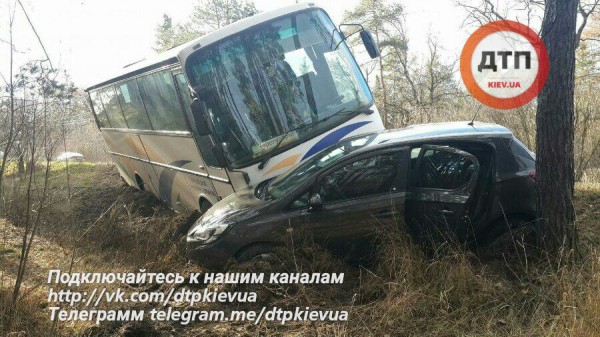 На Столичном шоссе автобус с детьми вылетел в кювет