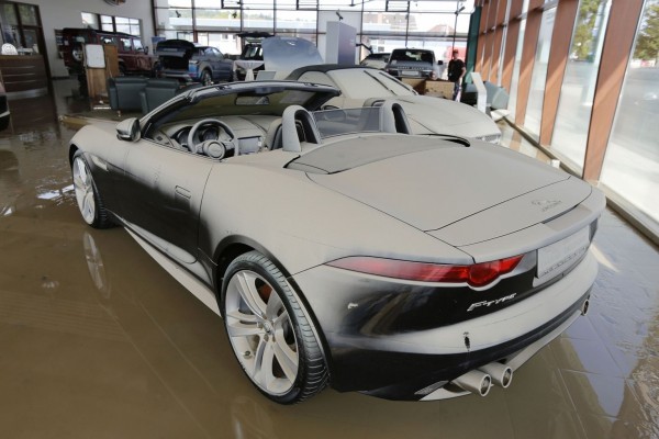 Последствия наводнения в салоне Jaguar-Land Rover