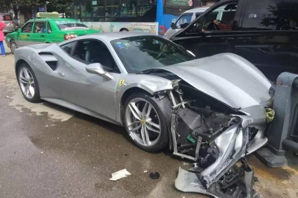 В Китае суперкар Ferrari 488 GTB врезался в другой Ferrari 488 GTB