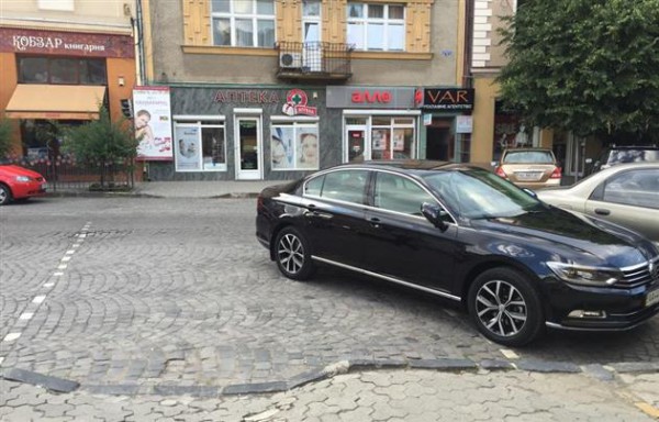 Автомобиль припаркован на переходе