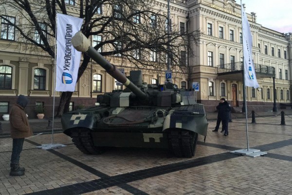 В центре Киева появился новейший боевой танк